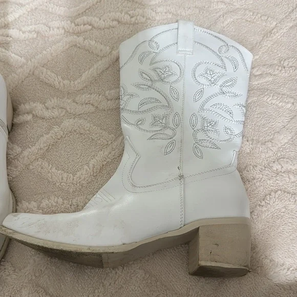 White Embroidered Women's Cowboy Boots - Picture 3 of 5